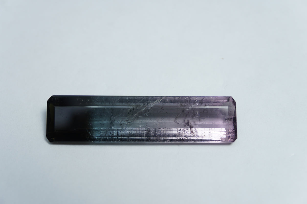 Turmalina bicolor de 14,45ct 35x9mm