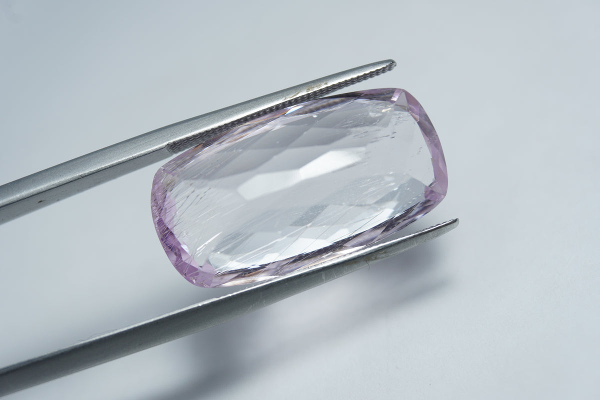 16.50ct Kunzite with needles 22x12mm