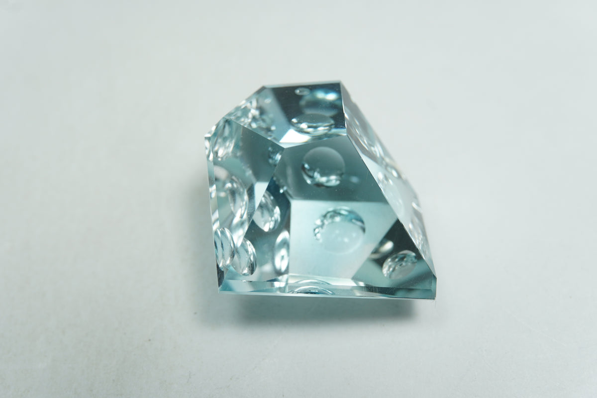43.80ct Topázio cor natural com bolhas 25x22mm