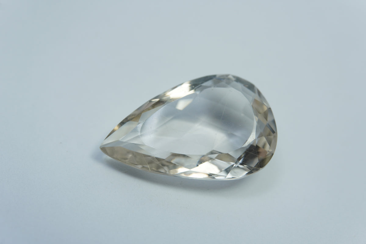 Quartzo com inclusão de 24,85ct 27x18mm