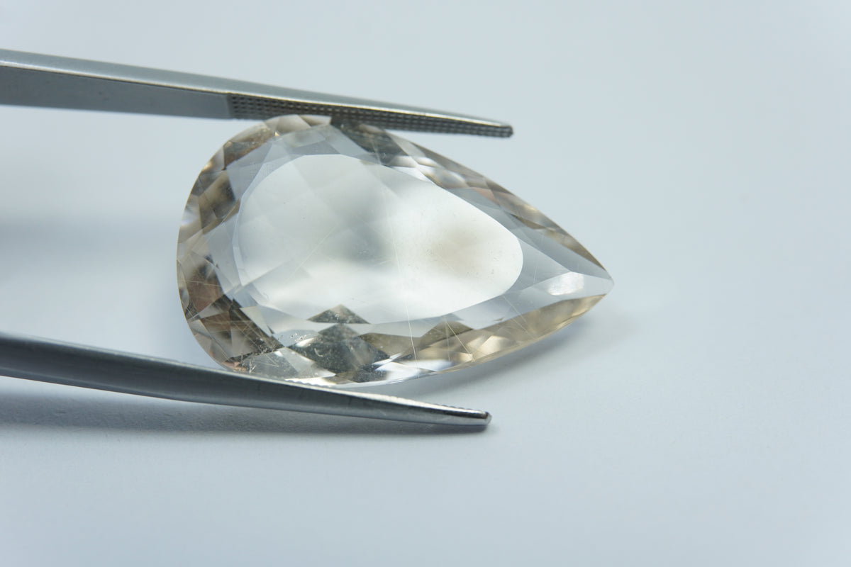 Quartzo com inclusão de 24,85ct 27x18mm