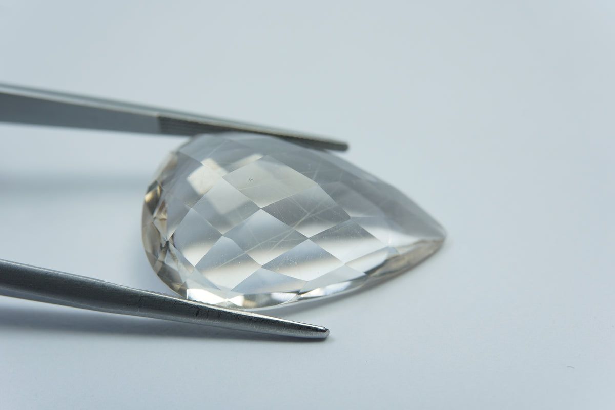 Quartzo com inclusão de 24,85ct 27x18mm
