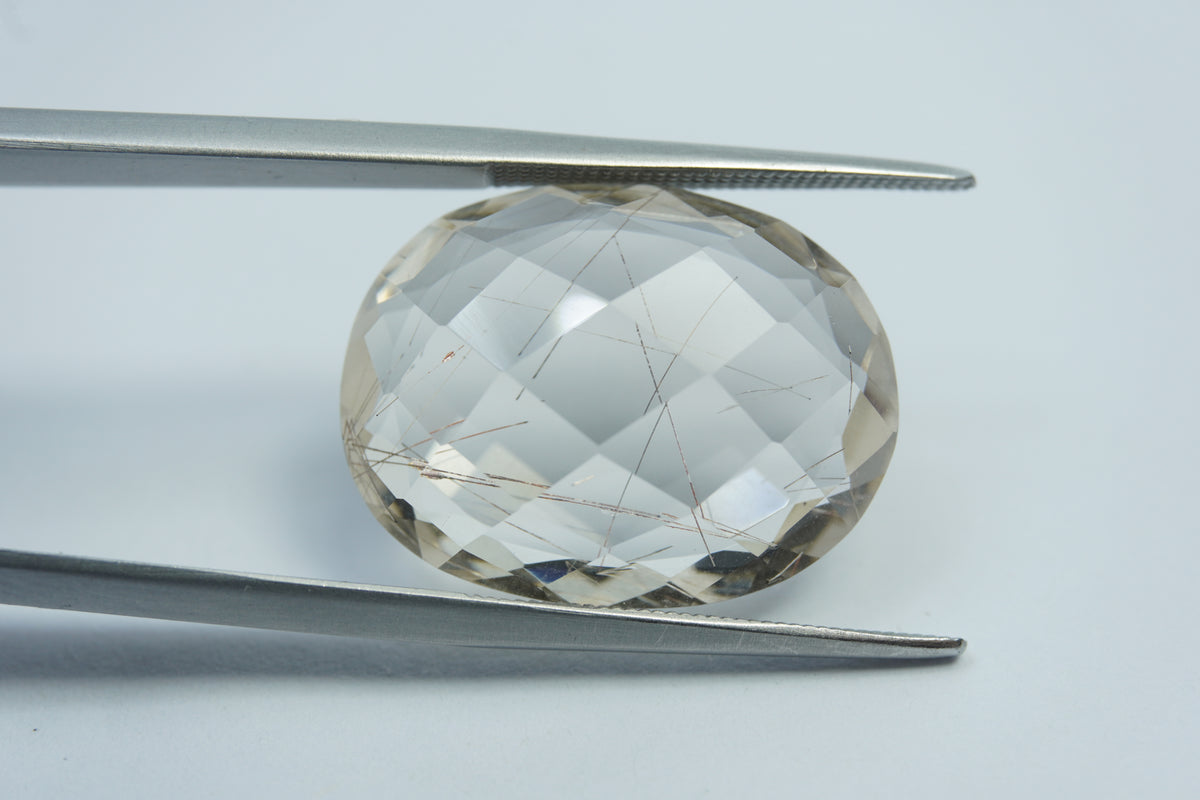 Quartzo com inclusão de 16,60 ct 22x16mm