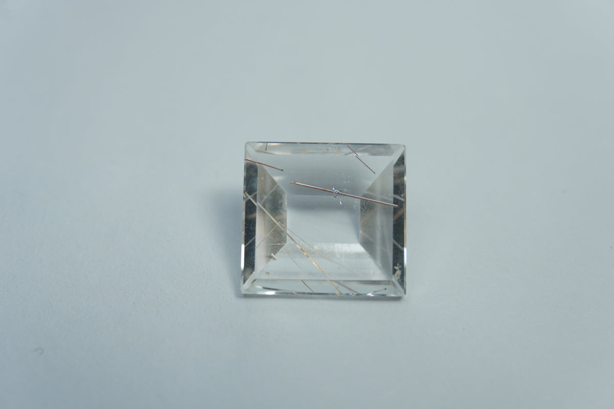 Quartzo 7,48ct com inclusão 13mm