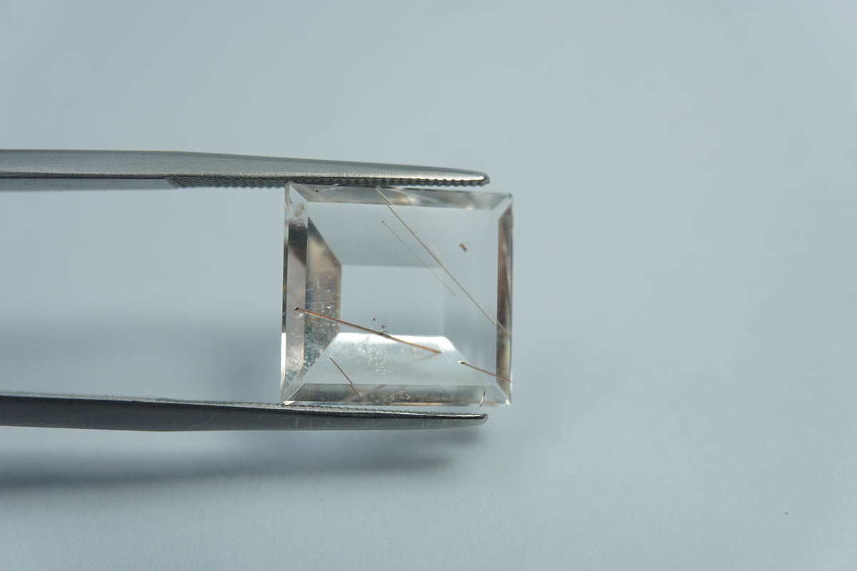 Quartzo 7,48ct com inclusão 13mm