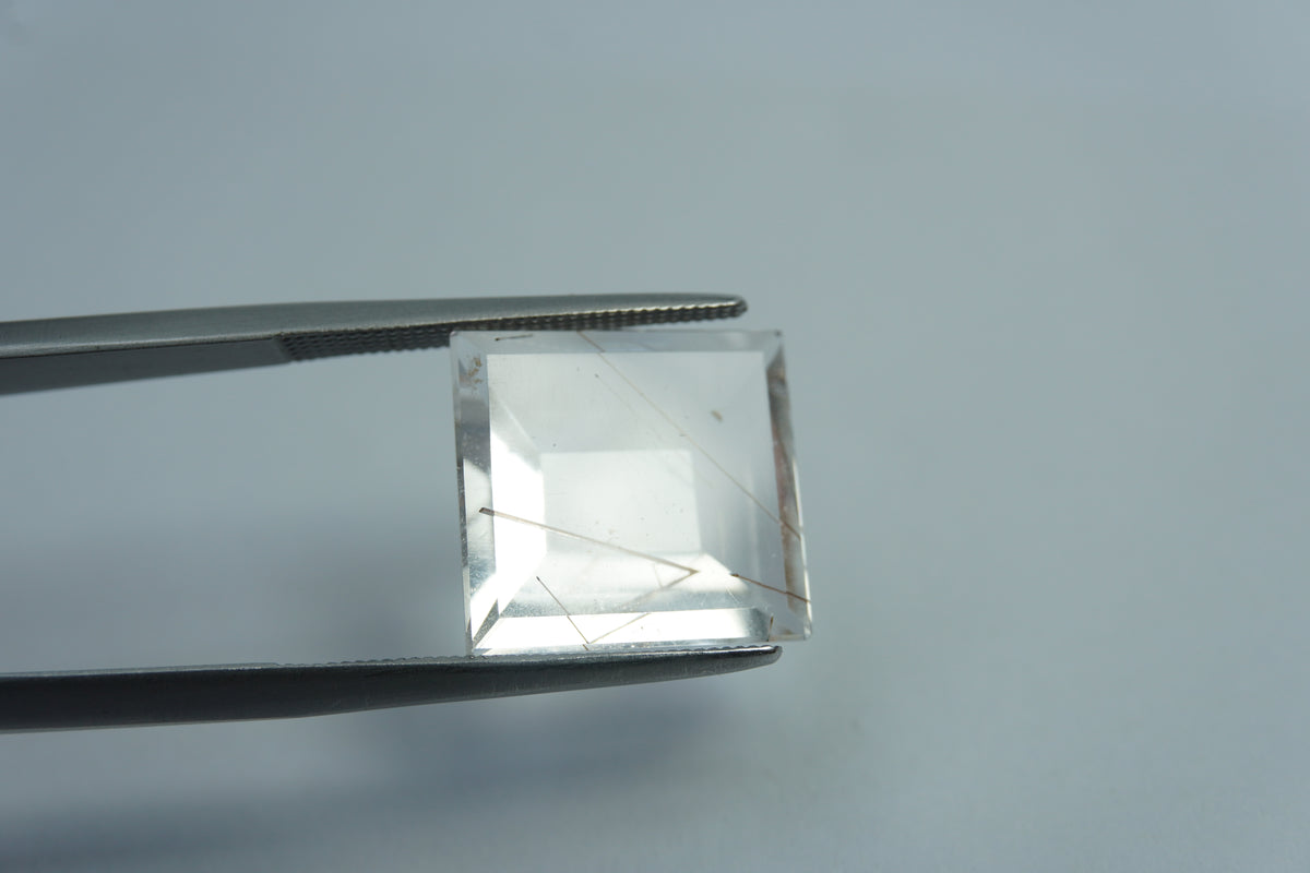 Quartzo 7,48ct com inclusão 13mm