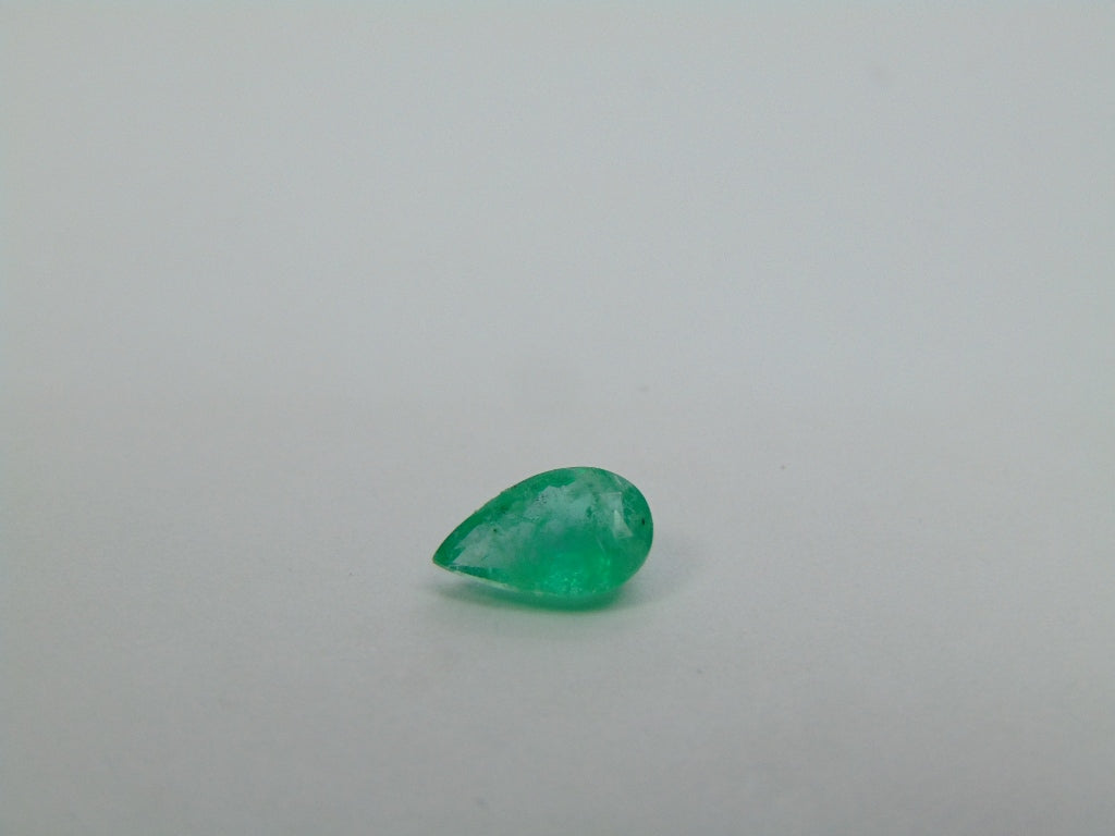 Esmeralda de 0,70 quilates 8x5mm
