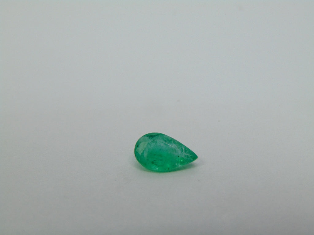 Esmeralda de 0,70 quilates 8x5mm