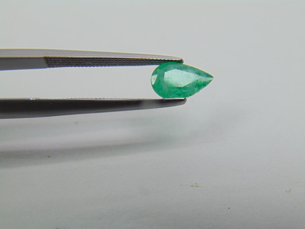 Esmeralda de 0,70 quilates 8x5mm