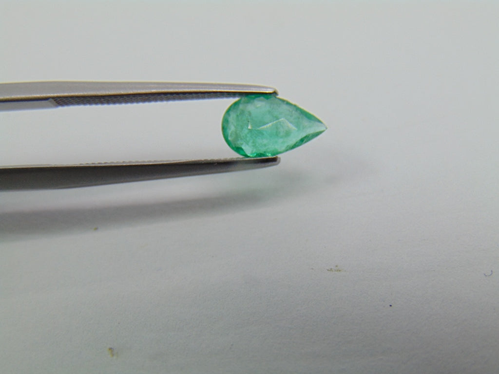 Esmeralda de 0,70 quilates 8x5mm