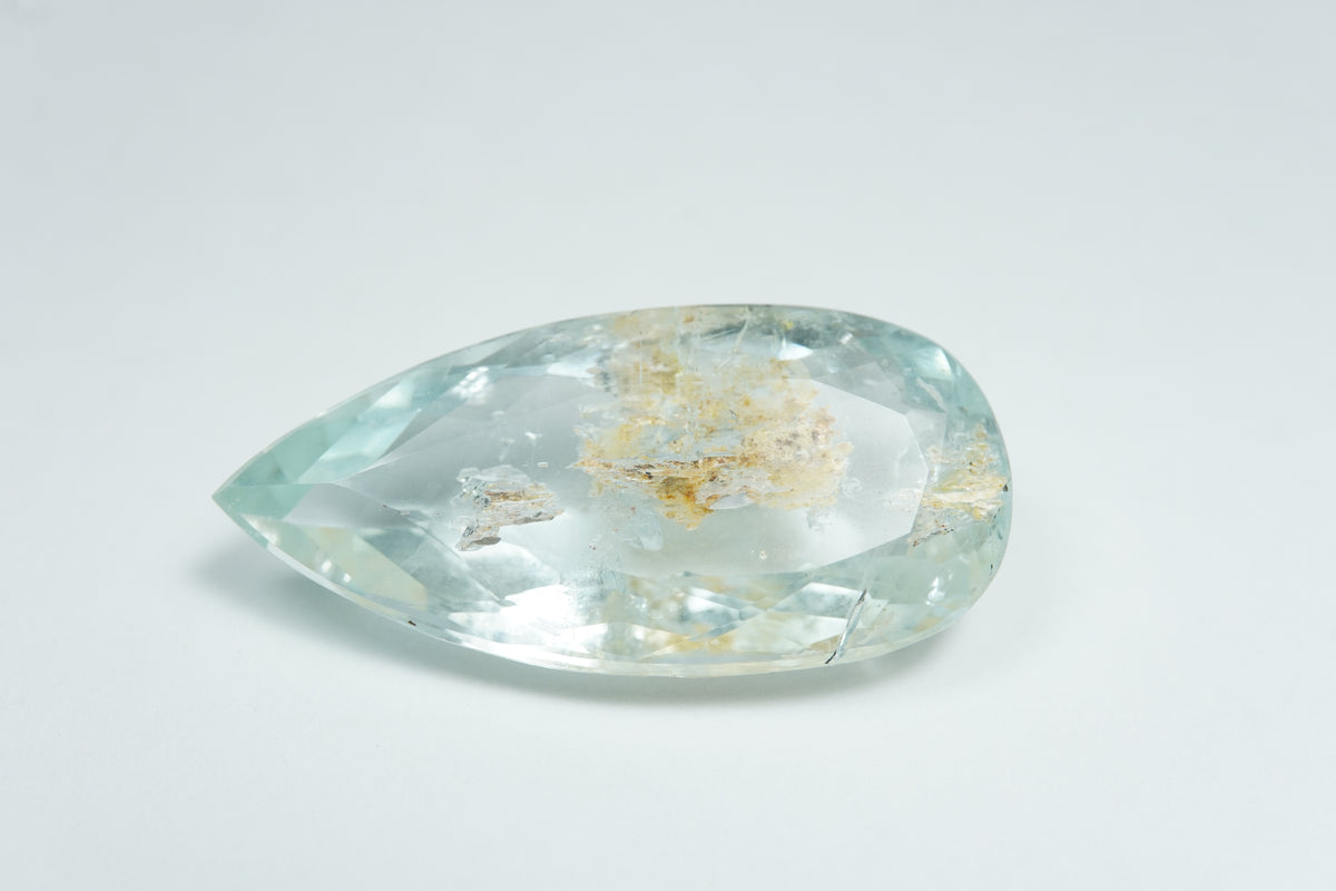27.35ct Água-marinha com inclusão 33x16mm