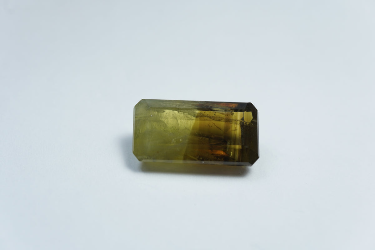 Crisólita bicolor de 8,85 ct 15x8 mm