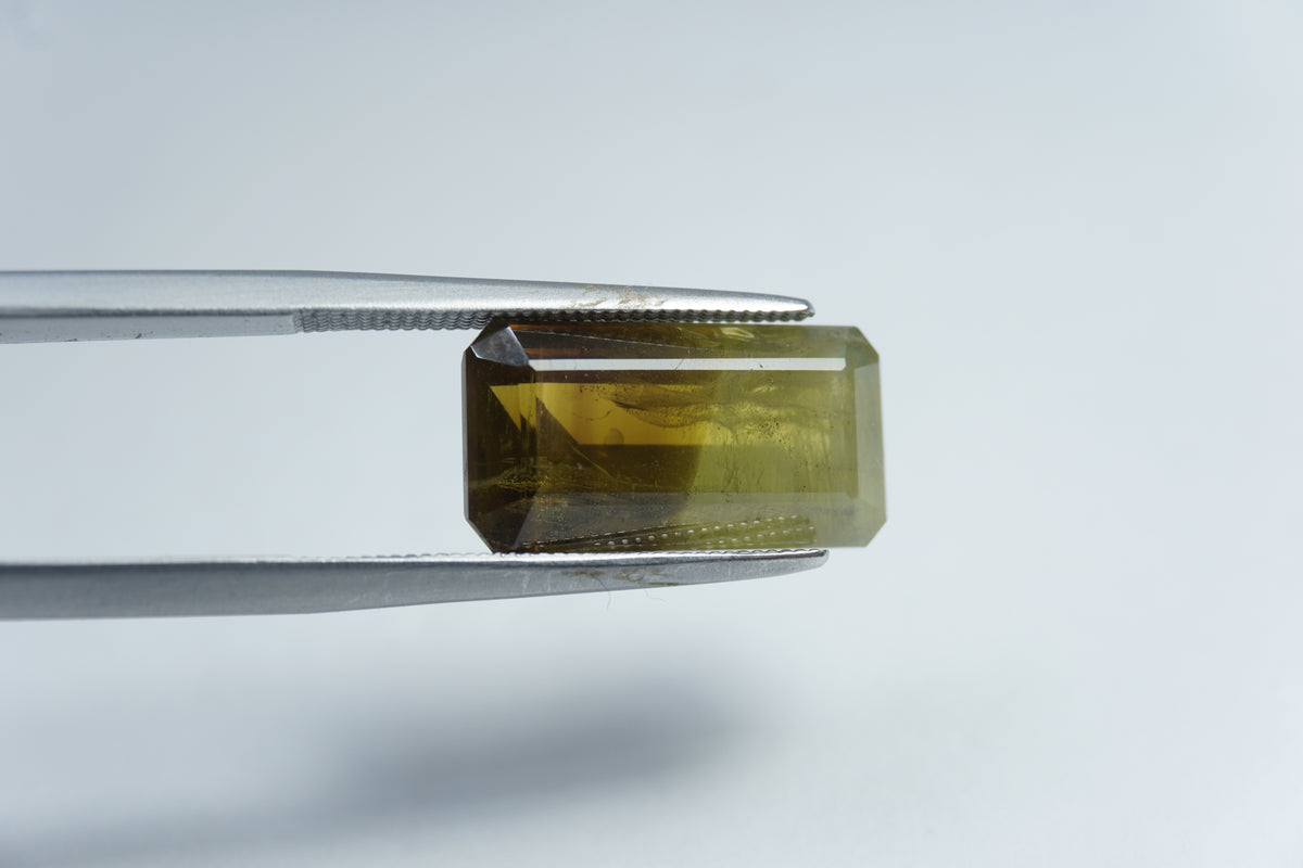 Crisólita bicolor de 8,85 ct 15x8 mm