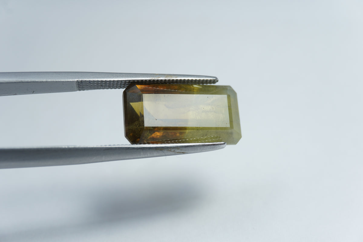 Crisólita bicolor de 8,85 ct 15x8 mm