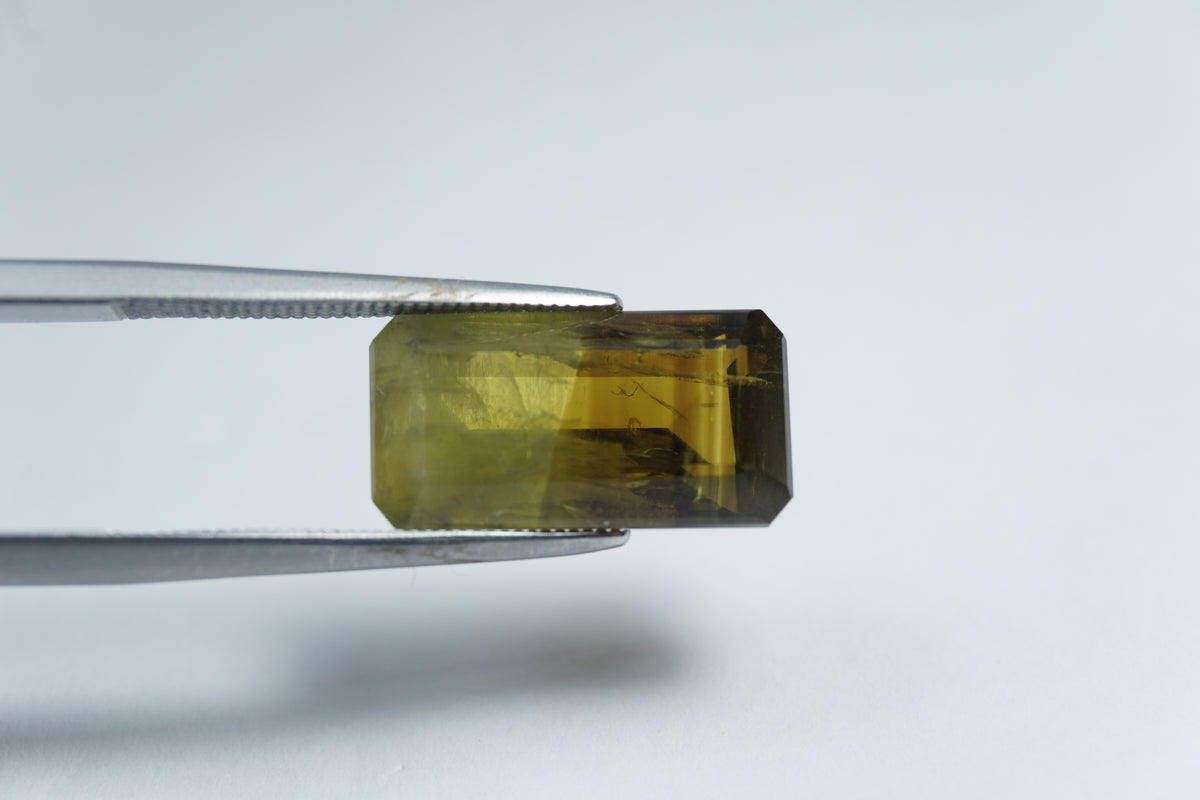 Crisólita bicolor de 8,85 ct 15x8 mm