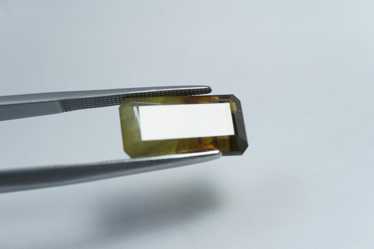 Crisólita bicolor de 8,85 ct 15x8 mm