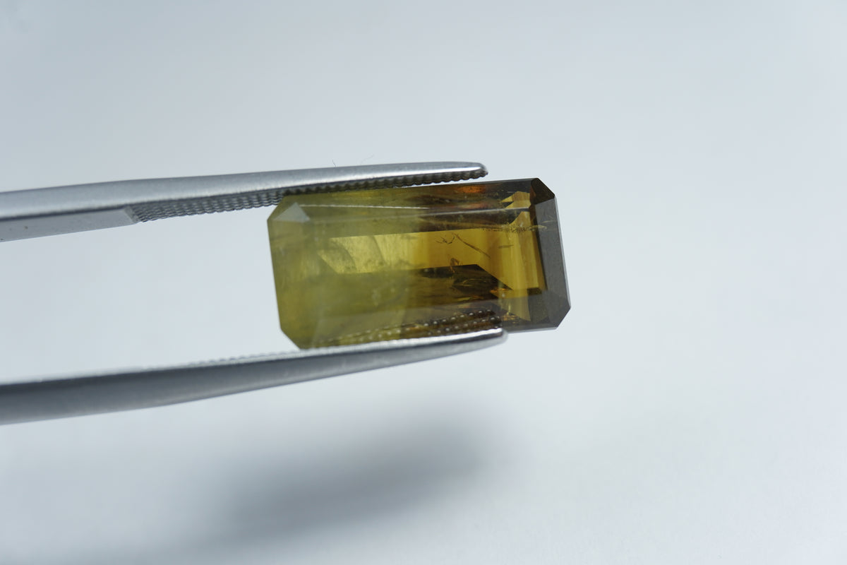 Crisólita bicolor de 8,85 ct 15x8 mm