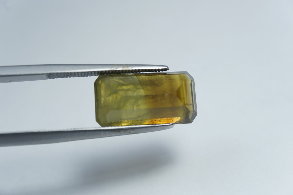 Crisólita bicolor de 8,85 ct 15x8 mm