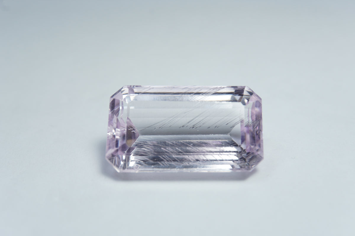 Kunzita de 25,50ct com agulha 23x13mm