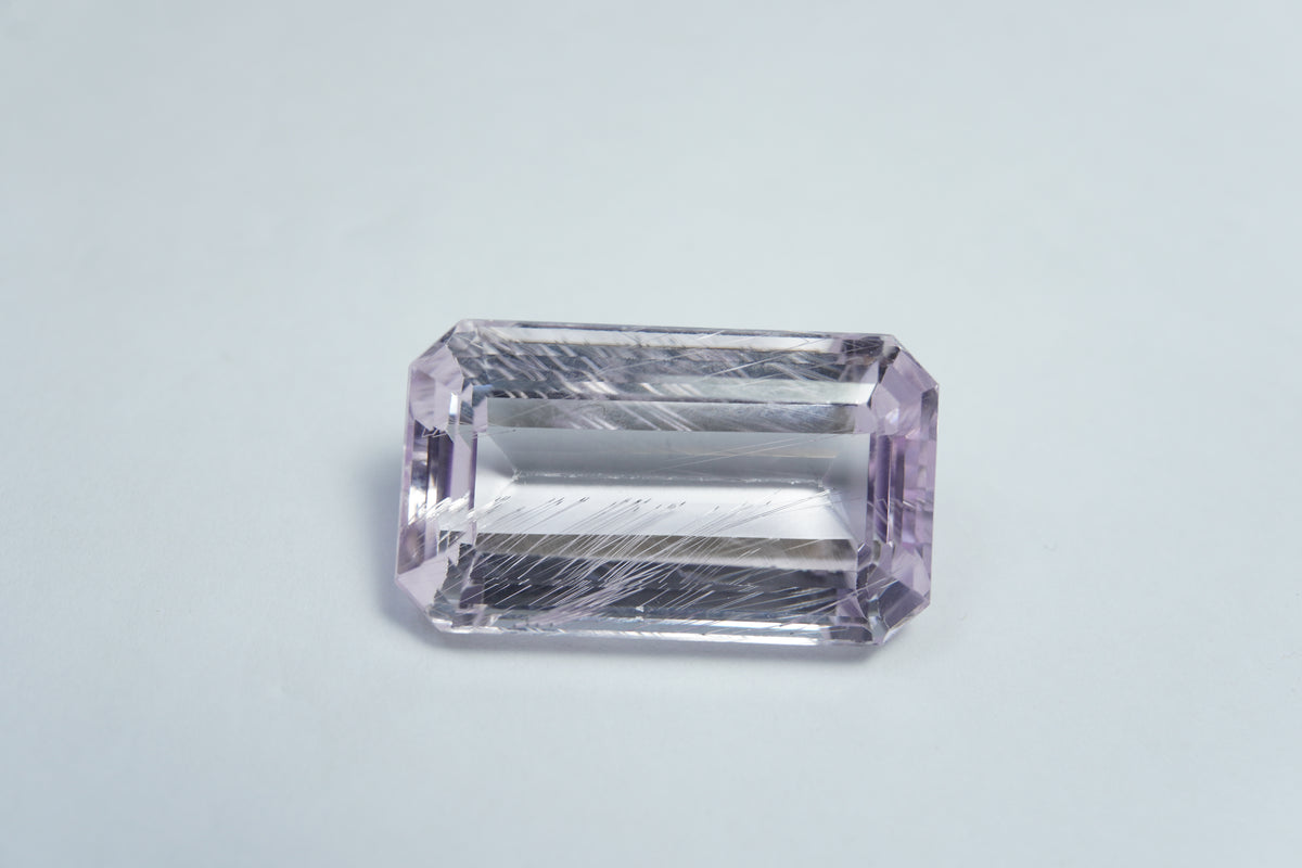 Kunzita de 25,50ct com agulha 23x13mm