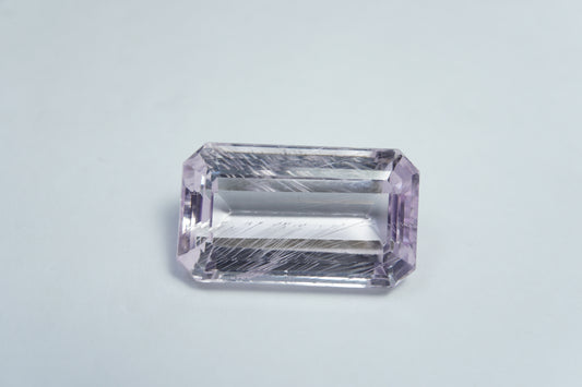 25.50ct Kunzita com agulhas 23x13mm