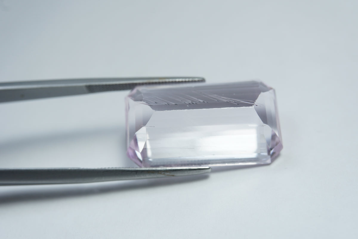 Kunzita de 25,50ct com agulha 23x13mm