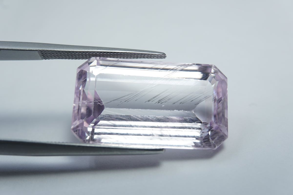 Kunzita de 25,50ct com agulha 23x13mm