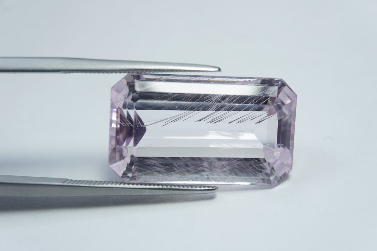 Kunzita de 25,50ct com agulha 23x13mm