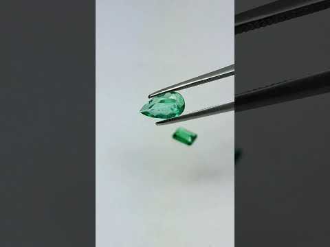 0.93ct Esmeralda 8.5x5mm / 5.5x4mm