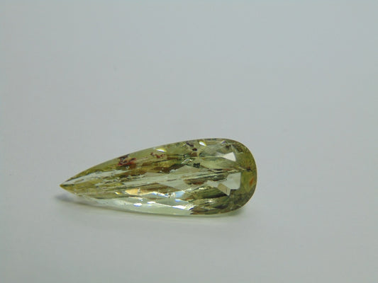 Berilo 12,60 ct com inclusões 27 x 10 mm