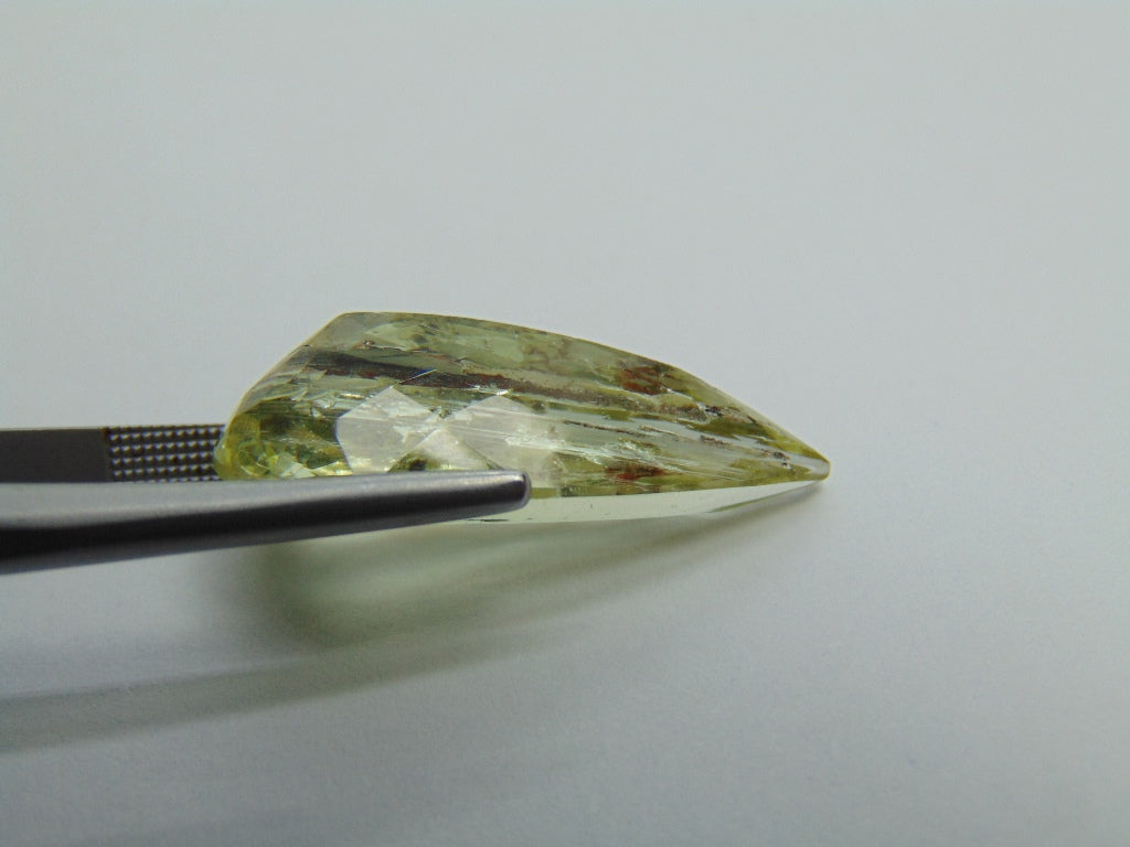 Berilo 12,60 ct com inclusões 27 x 10 mm