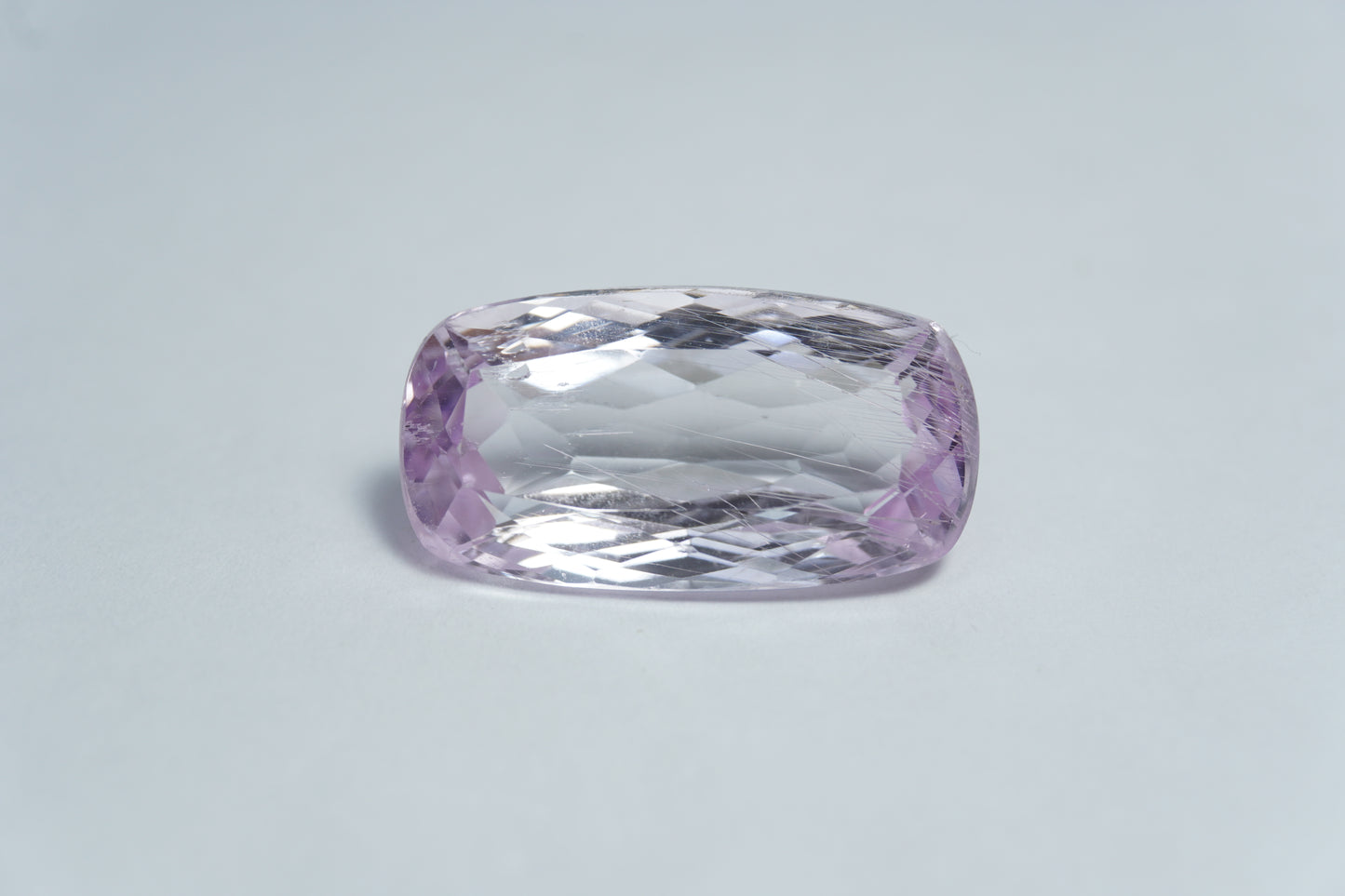 16.50ct Kunzita com agulhas 22x12mm