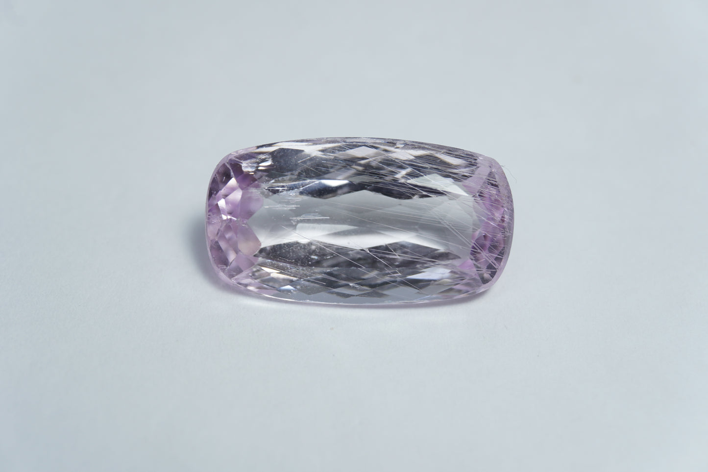 16.50ct Kunzita com agulhas 22x12mm