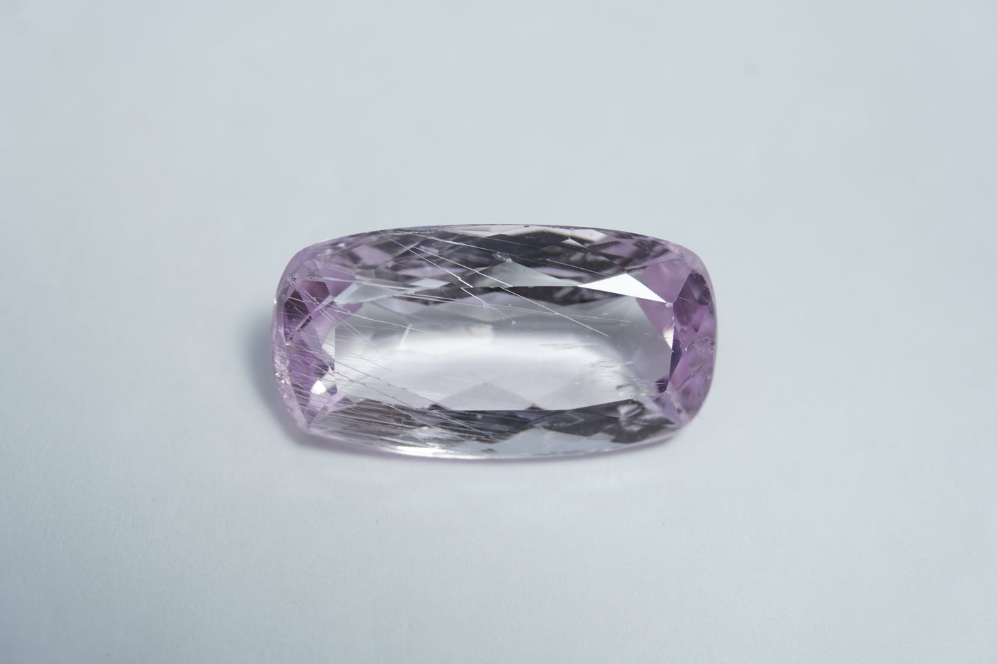 16.50ct Kunzita com agulhas 22x12mm