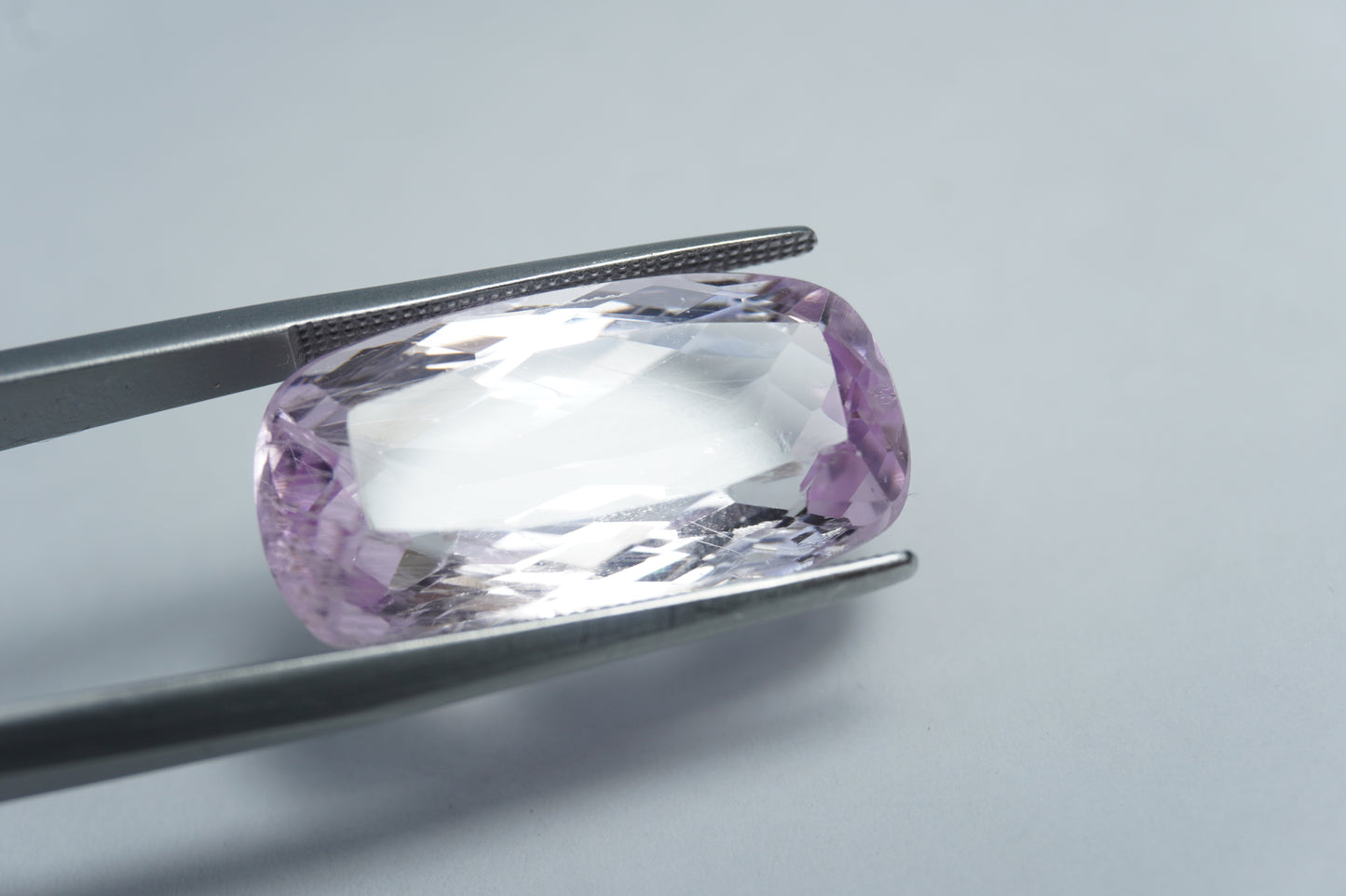 16.50ct Kunzita com agulhas 22x12mm