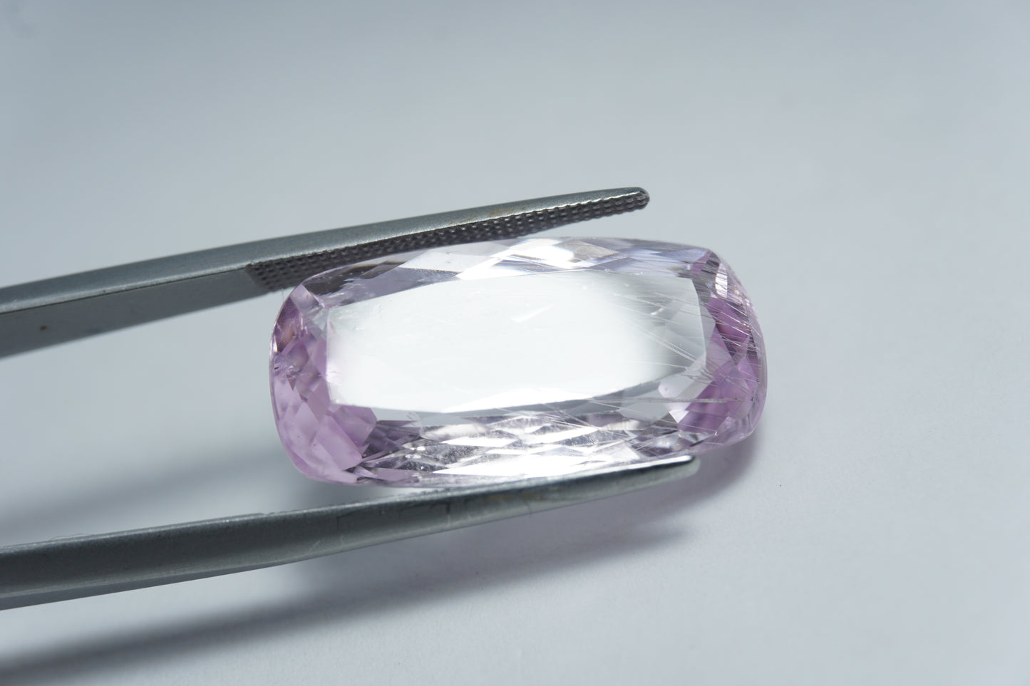 16.50ct Kunzita com agulhas 22x12mm