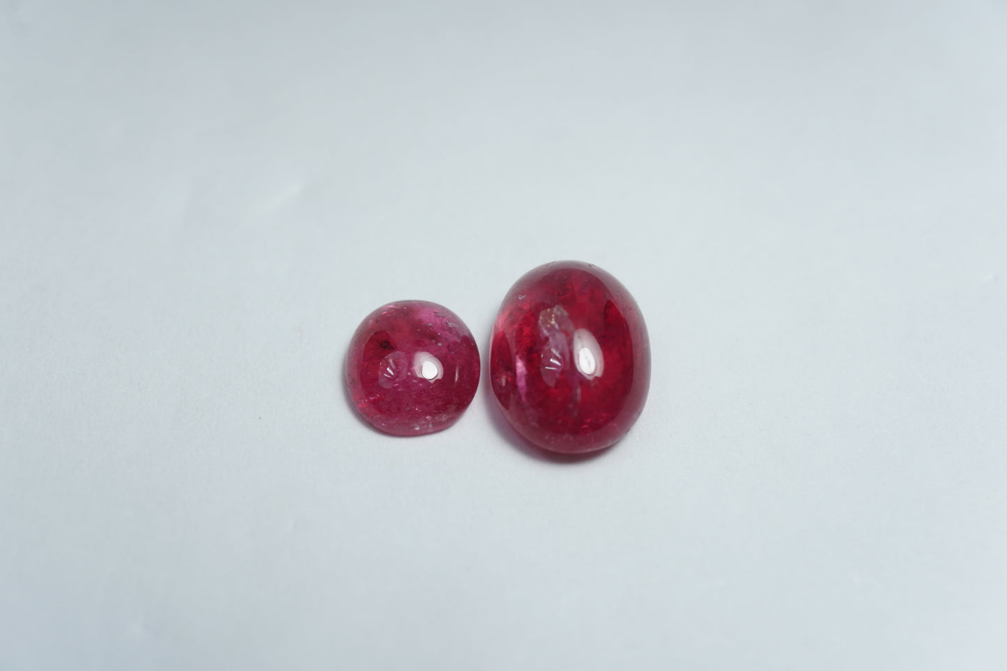 4.38ct Rodonita cabochão 7x6mm / 10x7mm