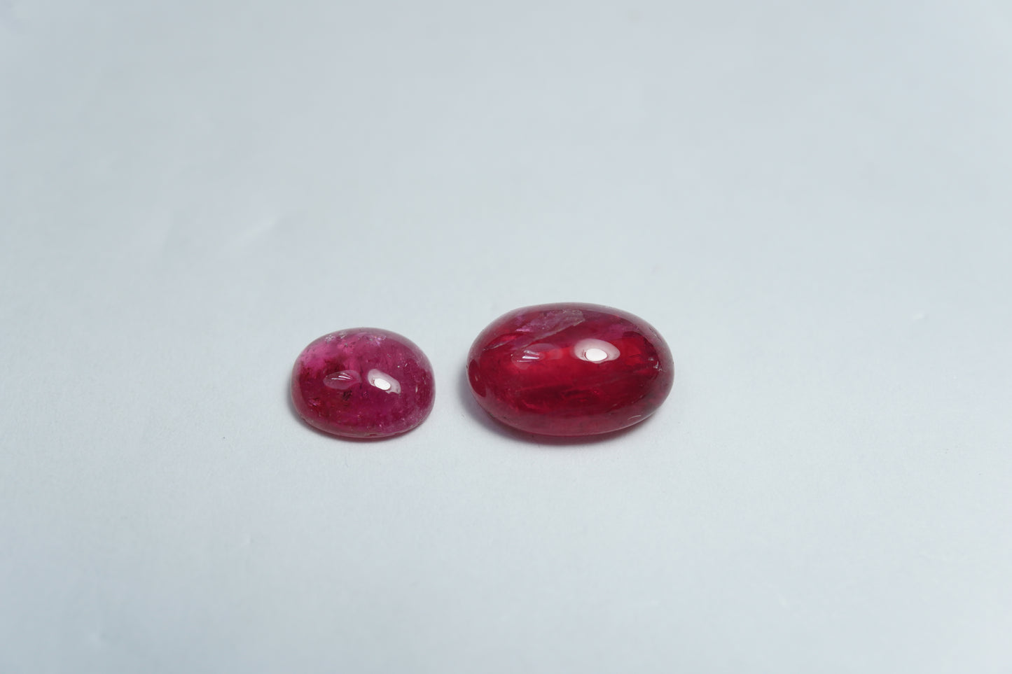 4.38ct Rodonita cabochão 7x6mm / 10x7mm