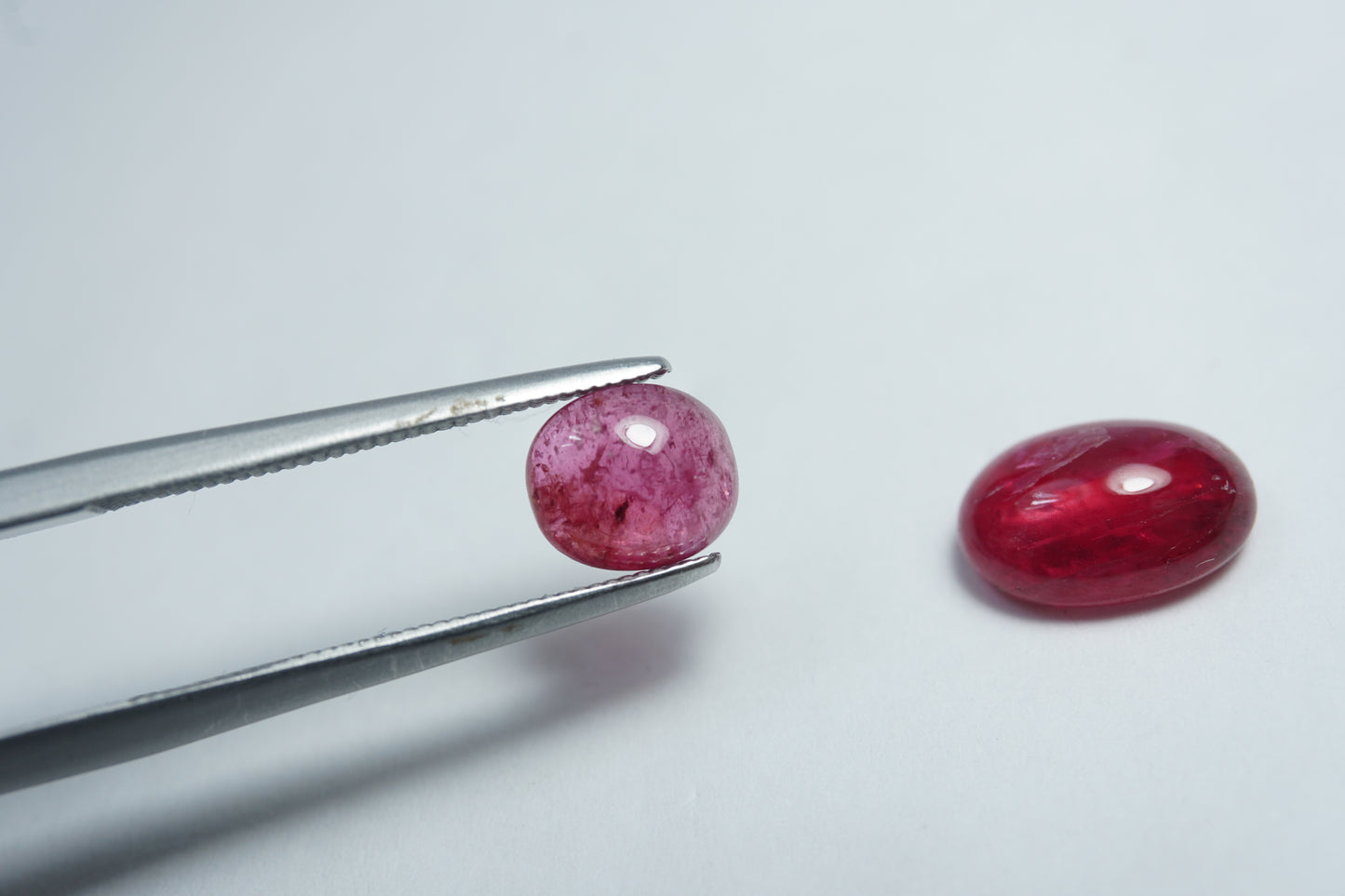 4.38ct Rodonita cabochão 7x6mm / 10x7mm