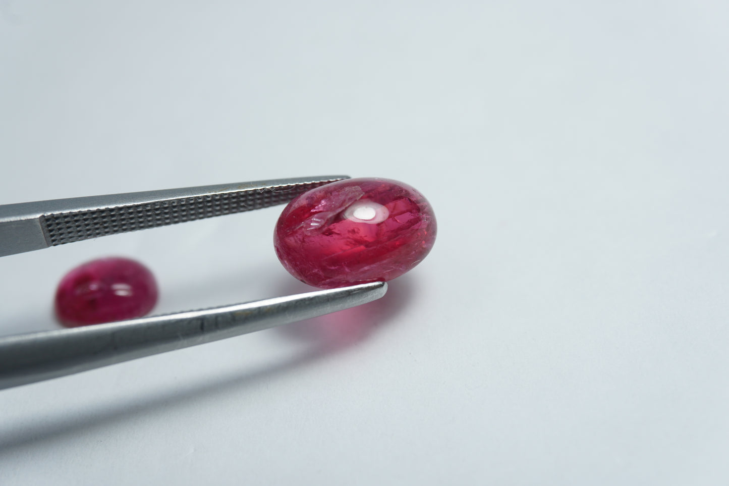 4.38ct Rodonita cabochão 7x6mm / 10x7mm