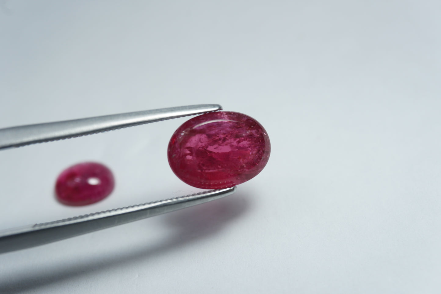 4.38ct Rodonita cabochão 7x6mm / 10x7mm
