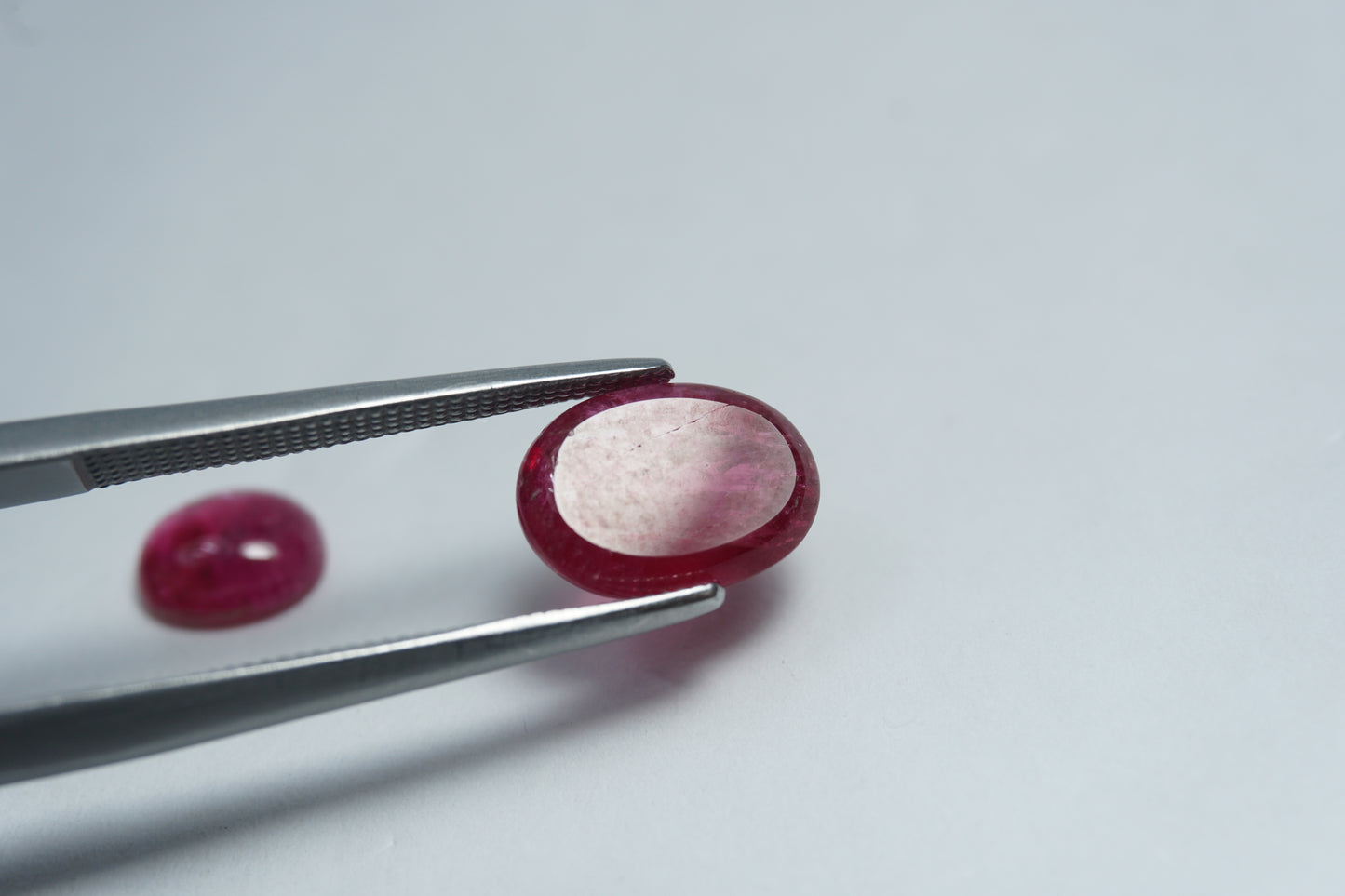 4.38ct Rodonita cabochão 7x6mm / 10x7mm