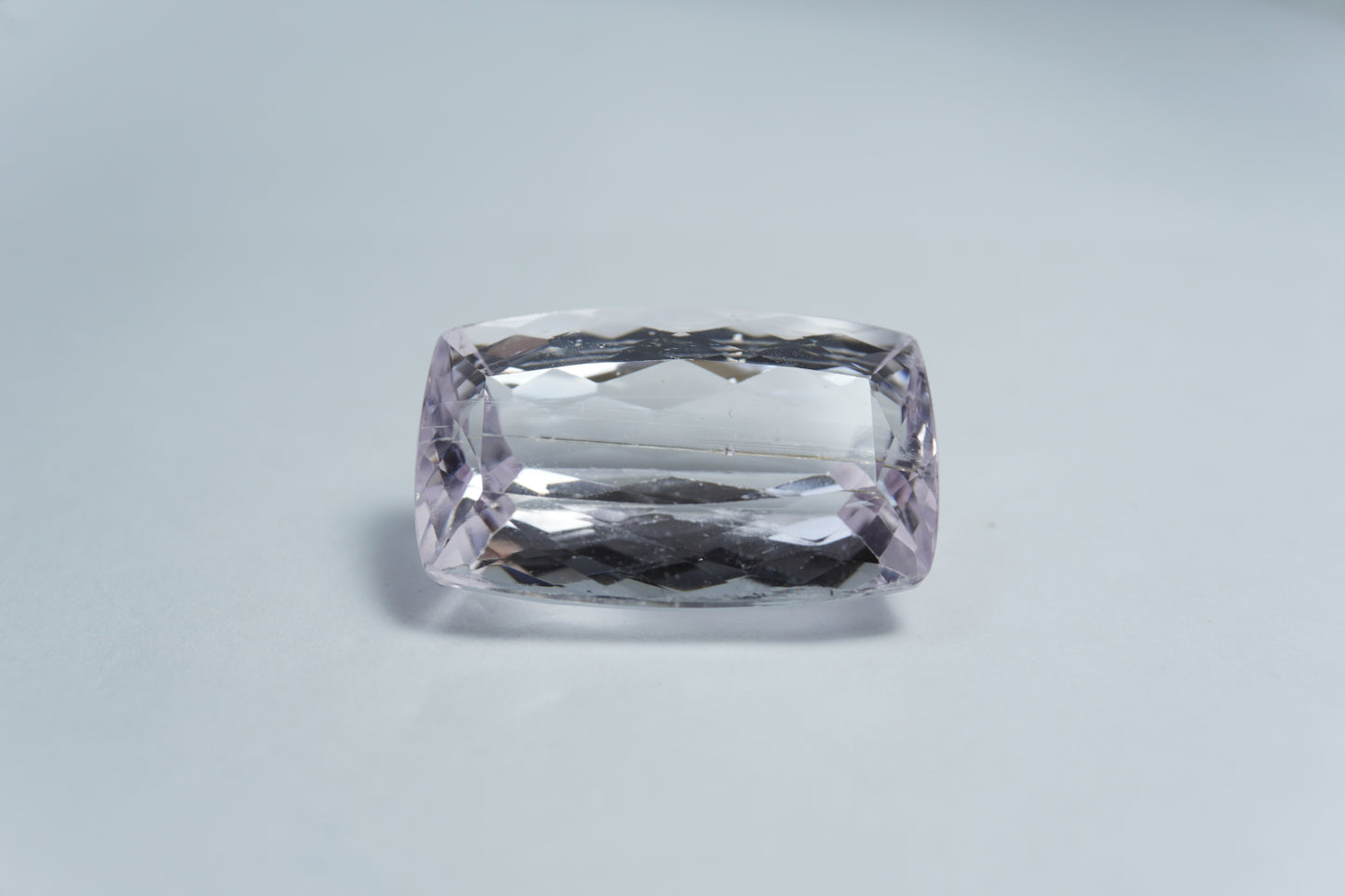 31.75ct Kunzita com agulhas 23x15mm