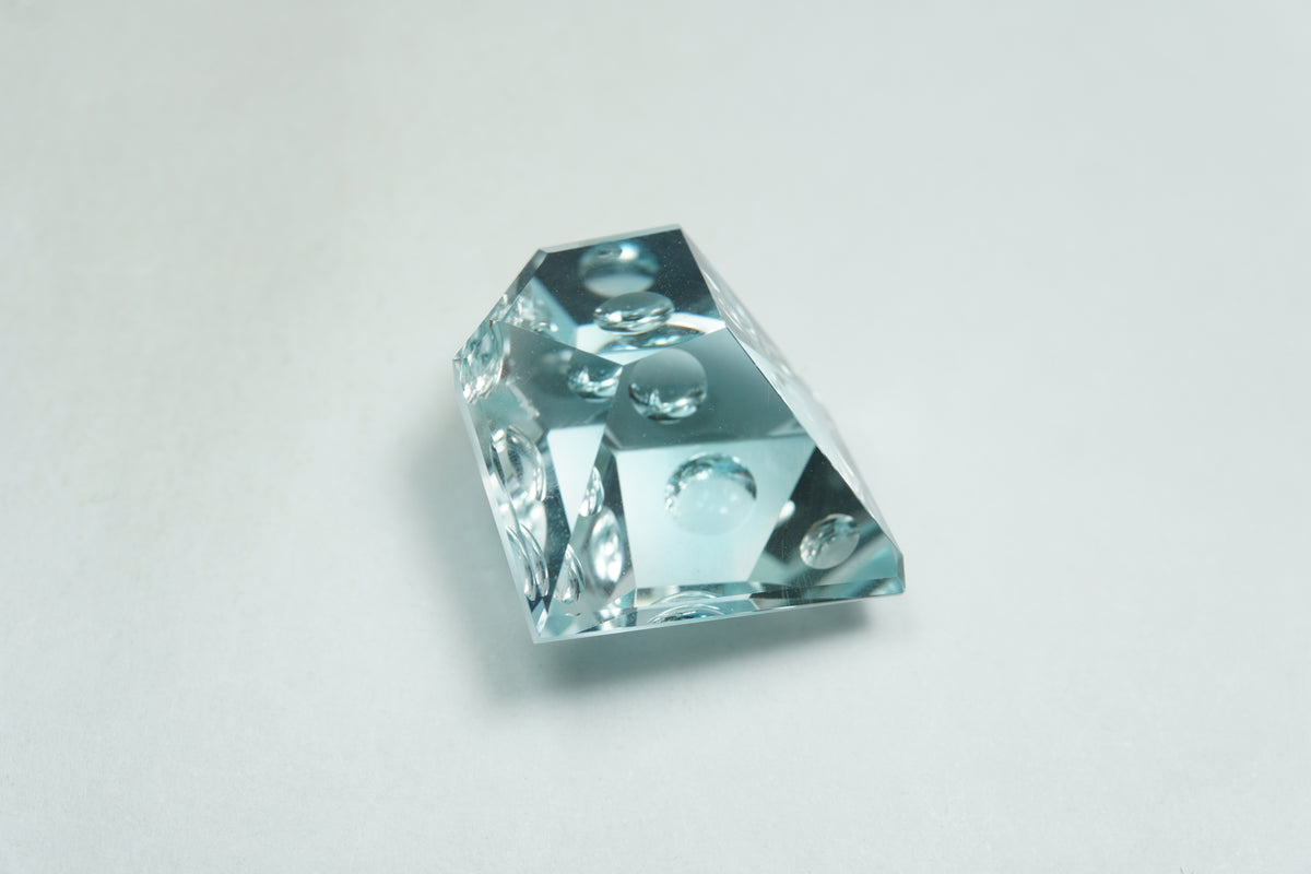 43.80ct Topázio cor natural com bolhas 25x22mm
