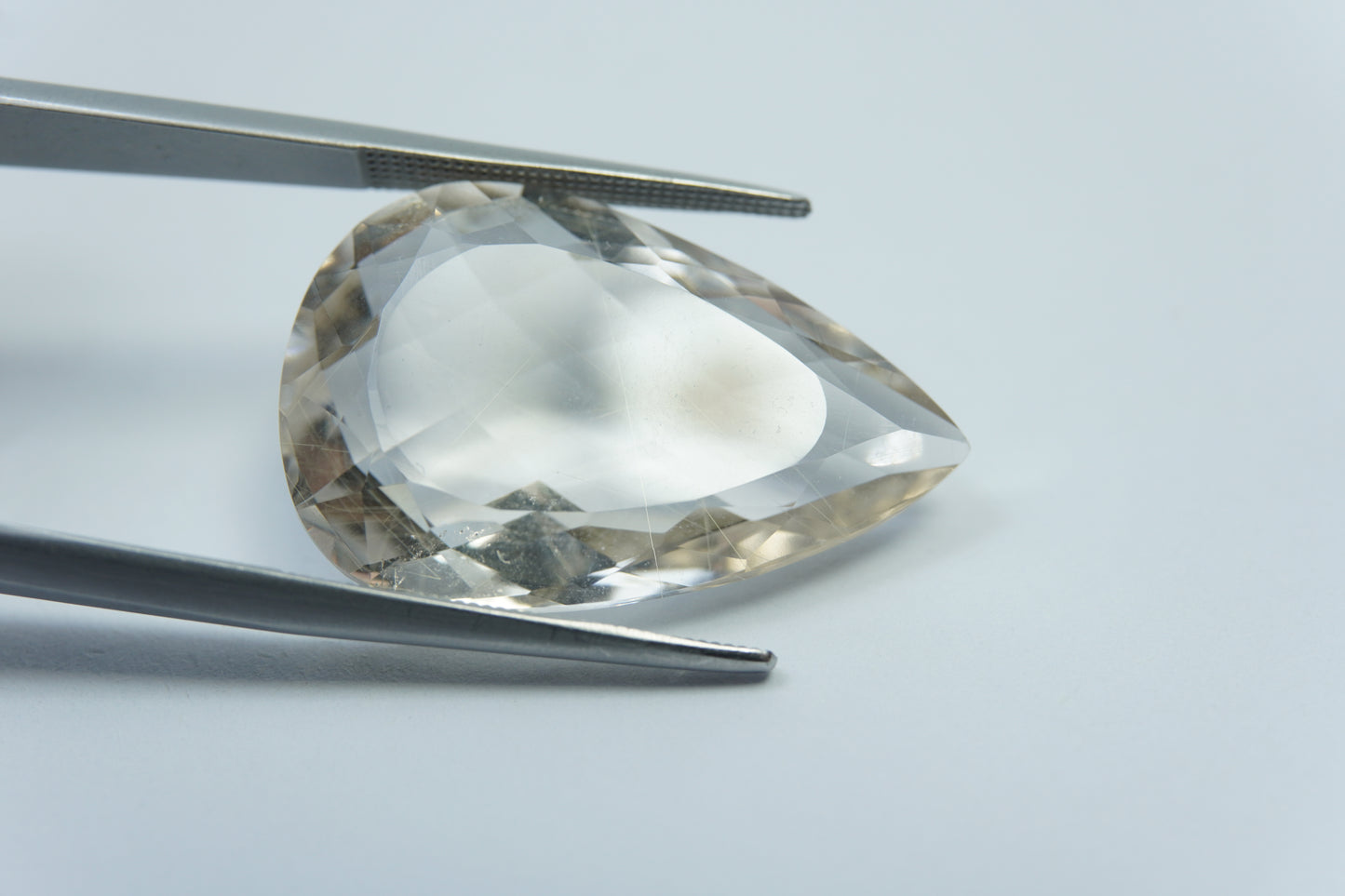 24.85ct Quartz with inclusion 27x18mm
