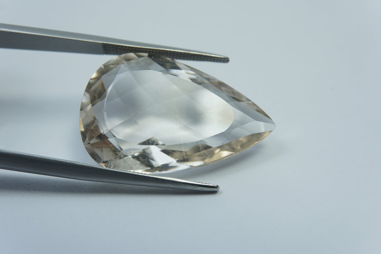 24.85ct Quartz with inclusion 27x18mm