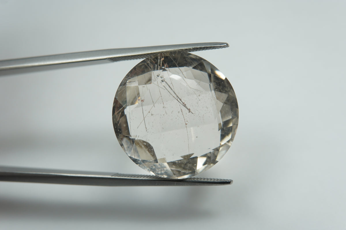 24.25ct Quartz with inclusion 19mm