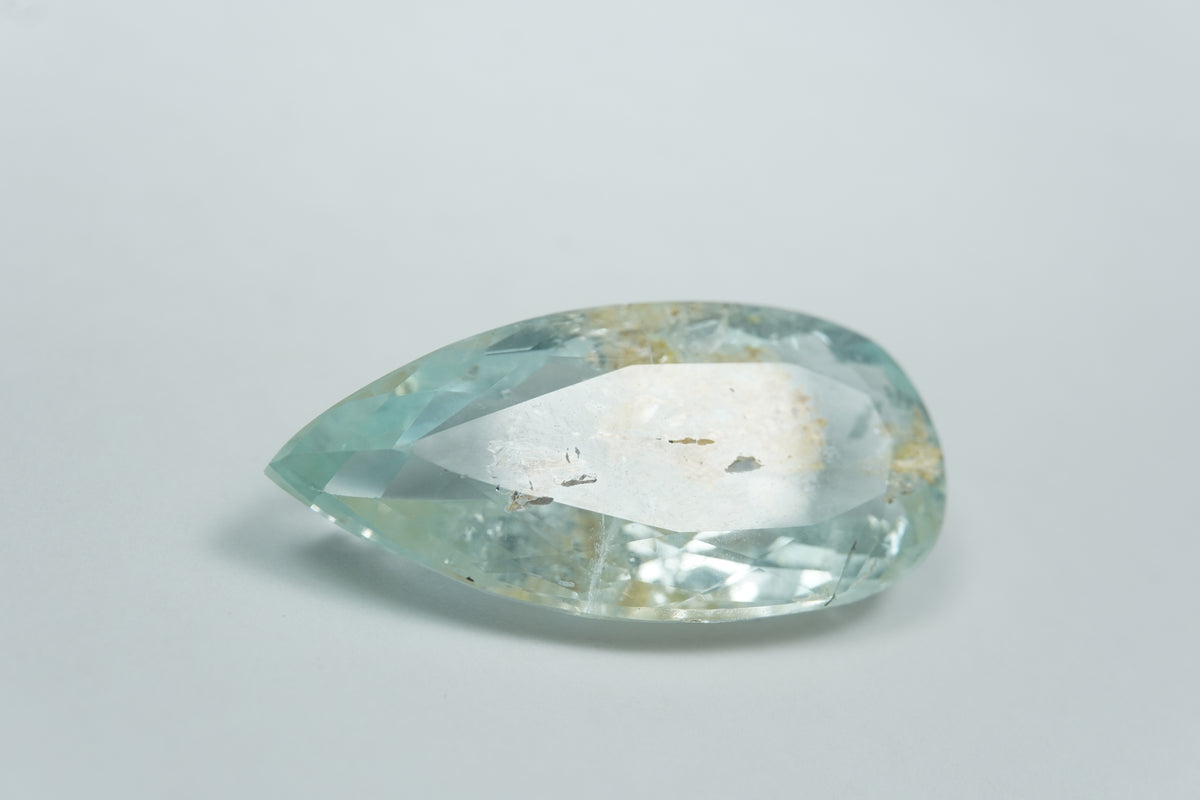 27.35ct Água-marinha com inclusão 33x16mm