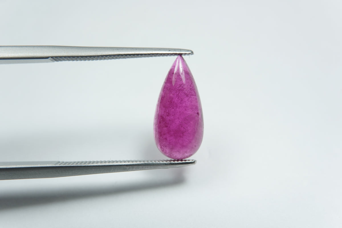 2.77ct Turmalina cabochão 14x7mm