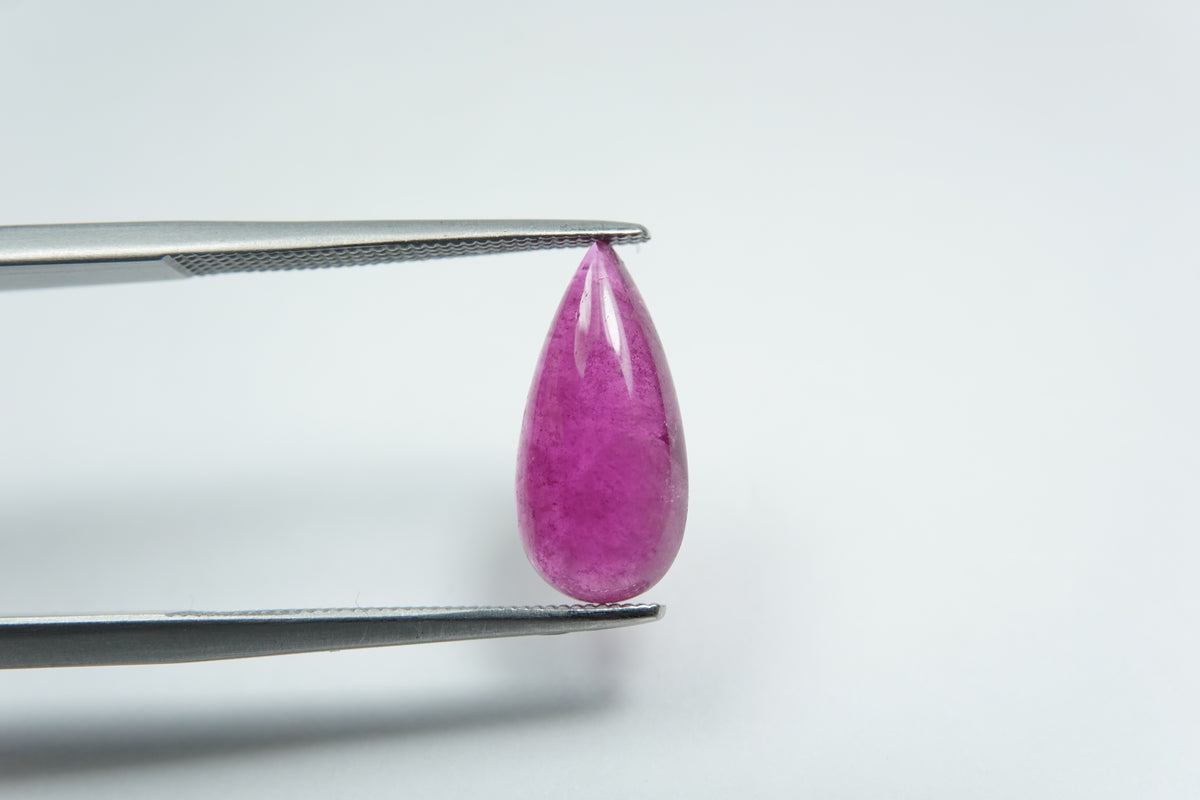 2.77ct Turmalina cabochão 14x7mm